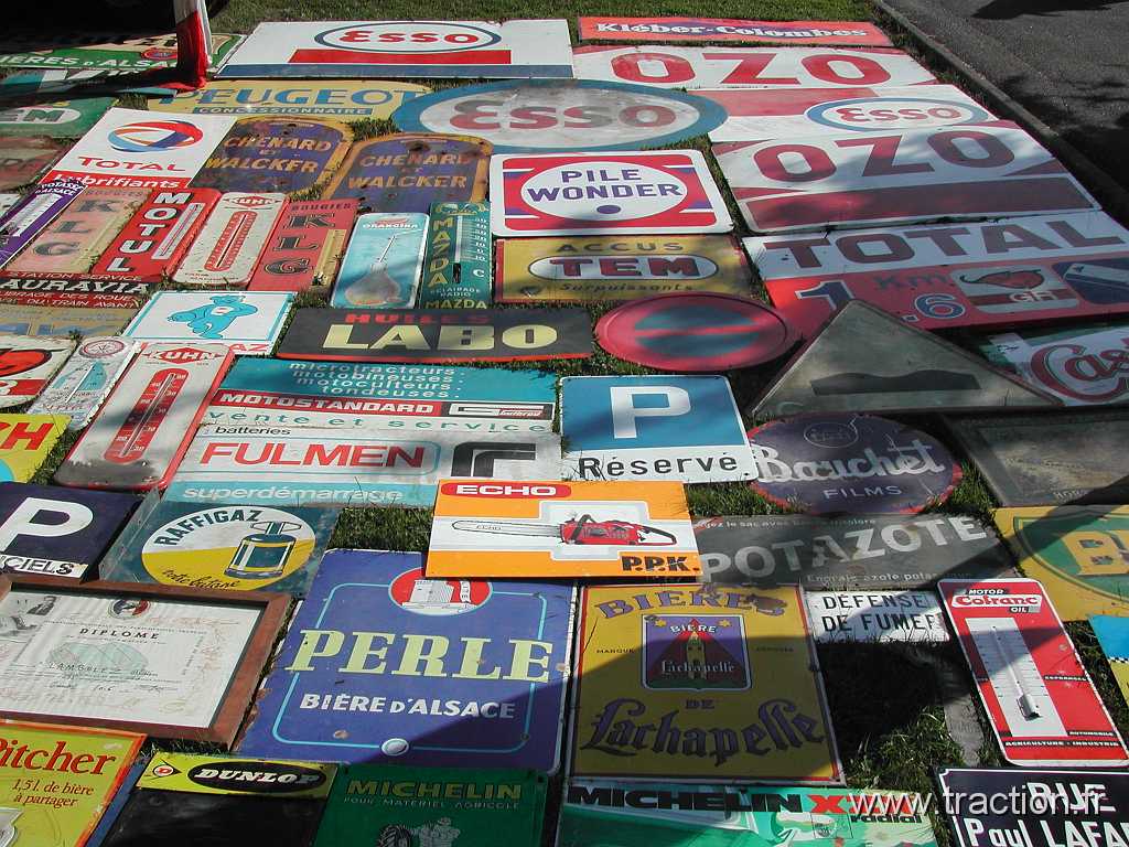 2014_Madine (19).JPG - 29ème Retro Meus'Auto au Lac de Madine, la bourse, plaques émaillées